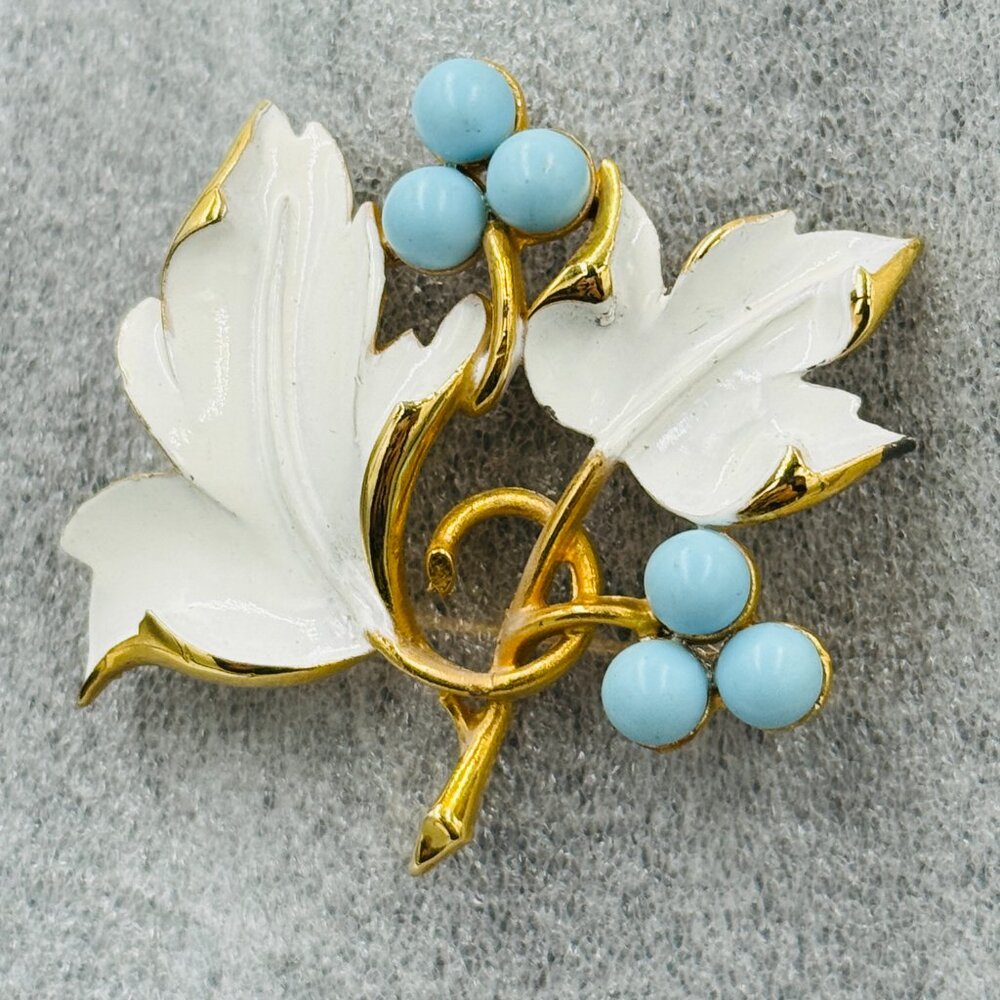 VTG Sarah Coventry Brooch 1967 Placid Beauty White Enamel Leaves & Blue Berries
